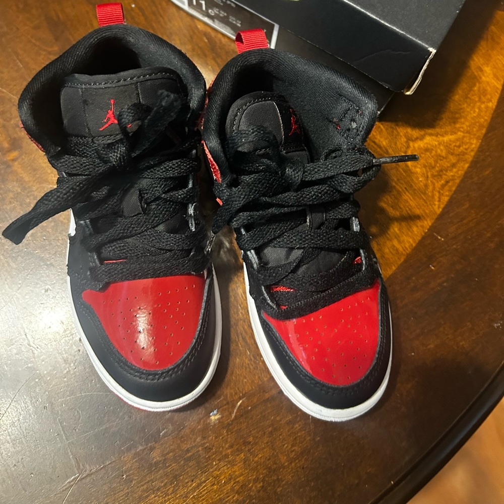 Toddler boy sneakers jordan in very good condition with box